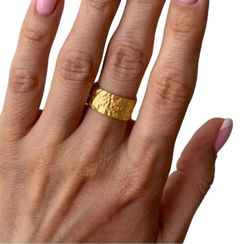 The Texture Band Ring in gold - Picture 2 of 6